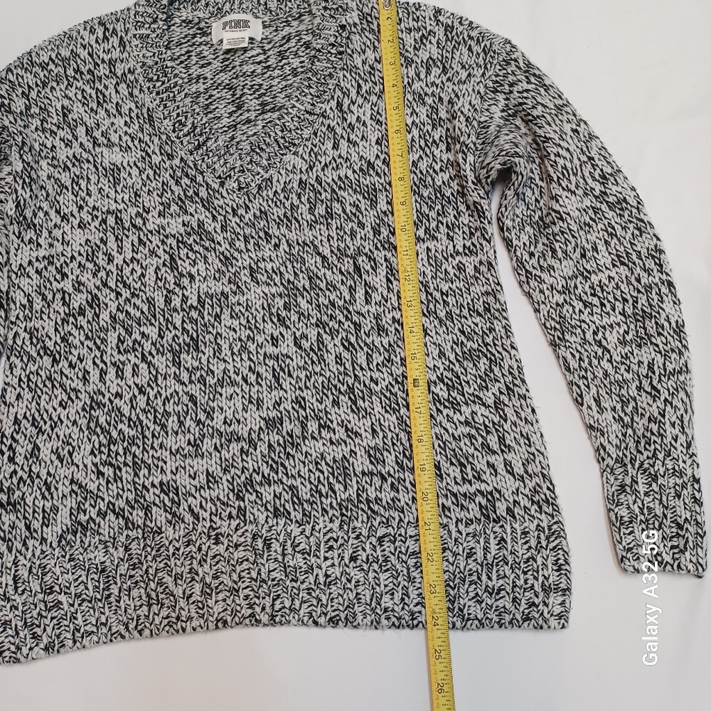 Victoria's Secret Women Size S Black and White V-Neck Sweater - Picture 12 of 13
